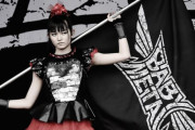 BABYMETALのバトルジャケットを売り込むSu-METALとMOAMETAL　【海外の反応】