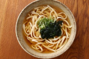 うどん(戦闘力800)「蕎麦に勝つには合体するしかねぇ！」ワカメ(戦闘力30)「くそ！早くしろー！」