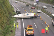 なぜ東名高速にボートが…牽引車が衝突事故を起こしその衝撃で船体が道ふさぐ