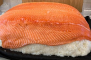 【画像】世界最大のサーモン寿司、見つかるｗｗｗｗｗｗｗｗｗｗｗｗ