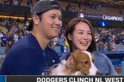 【GIF】韓国人「米メディアも称賛！大谷夫妻とデコピンのLDS優勝記念撮影風景がこちらです」　韓国の反応