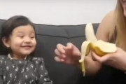 クリスマスプレゼントのバナナに大喜び！２歳の女の子のリアクションが最高に可愛い！
