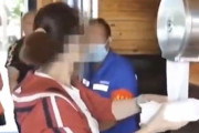 【動画】中国、公衆トイレでトイレットペーパーを大量に巻き取って盗む女、注意され逆ギレ！