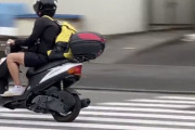 【動画】原付バイクさん、とんでもない方法でパトカーから逃亡してしまう