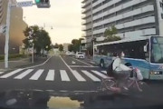 【茨城】完全ノールックでバス通りを横断するチャリ姉さんが話題にｗｗｗｗｗ