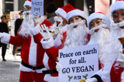 動物愛護団体のPETAがサンタコスプレで渋谷KFC前でデモ「みんなビーガンになろう！」