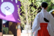 神社バイトJK「えぇ！？巫女の服装としてコレ着るんですか！？」