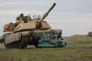 NATO演習でM1A2戦車が乗用車を踏み潰すデモンストレーションを披露…ポーランド！