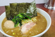近所のラーメン屋にワンピースの作者のサインとか声優のサインとかあった