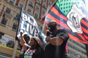 【米国】ＮＹ市警、「本当の犯罪を取り締まれ」と警官に抗議するＢＬＭ運動ＮＹ支部のリーダーを拘束