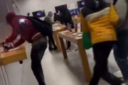 【動画】アメリカのアップルストアさん、100人のキッズに襲撃されてiPhone15を略奪される