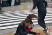【動画】 六本木で外国人が女性を殴って逃走する衝撃動画が話題に 「探してます」 情報提供呼びかけ