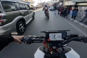 【動画】KTM390デューク乗りさん、停車中の車をすり抜けようとして残念なことに。