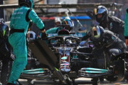 英メディア「赤旗が一般化する中で、F1は赤旗中断中のマシン修理を禁止すべき」