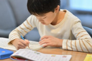 【悲報】教師「タブレット学習ヤバいです」小学生の50%が識字障害に・・・・・