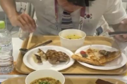 “放射能フリー弁当”しか食べられない韓国選手。遂に我慢できず食堂で食べまくる韓国選手の画像流出に韓国では大批判勃発。異常性が世界に流布。w