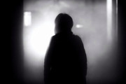 デパートに毛虫まみれの女がいる