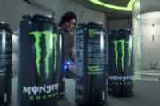 『モンエナ』がここにきてレッドブルを超す人気に、若者狙いがしっかりハマる