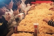 【画像】伝説のネット画像『マックで超大量のポテトドカ食いパーティ』の男性達が、13年ぶりにまあかの再集結　→　再び大量のポテトに挑んだ結果ｗｗｗｗｗ