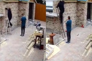 【動画】屋根に登ろうとしてハシゴから2度落ちるおっさんが撮影されるｗｗｗ