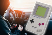 日本の元祖携帯ゲーム機風のデバイスで車を盗んだ窃盗団に海外びっくり仰天！（海外の反応）