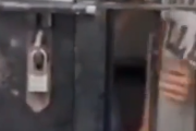 こんな鍵じゃ簡単に脱獄されちゃうぜ。囚人が看守に見せる鍵空けのプレゼンテーション。海外の反応