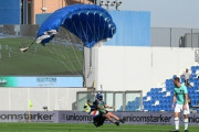 サッカーの試合中にピッチに降り立ったパラシュート男「小さな緑の広場が、まさかスタジアムだとは…」サッスオーロ対インテル戦