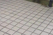 【動画】『エスカレーター歩くなおじさん』が怖すぎる件