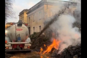 【動画】フランス農民の抗議デモもうメチャクチャ、EU本部などに汚物や廃棄物をトレーラーで大量にバラ撒く・・・