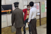 地下鉄を非常停止させて女の子にイキリ散らすマスク警察　ヤバすぎる・・・