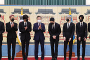 韓国紙「文大統領、BTSに "未来文化特使" 任命状授与 ... 国連で演説」