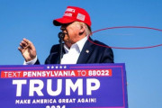 ドナルド・トランプ氏、ライフル8発を紙一重でかわす