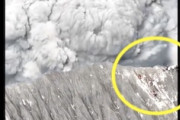 登山中に噴火。活火山に登った人たちのパニックを記録した映像が話題に。