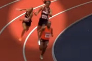 【動画】アメリカで行われた女子リレーで、女子選手が前の走者の頭を金属のバトンで強打し脱落させてしまう…
