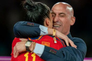 スペインサッカー連盟会長、女子W杯表彰式で女子選手の唇にキスをして炎上 →なぜか会長が選手を訴える →その後会長は・・・