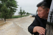 【画像】金正恩将軍、水害の翌日にレクサスLXで現場へ急行し無能な高官を叱責ｗｗｗｗｗｗｗ
