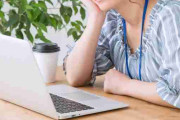 「朝からネットサーフィンしたりYouTube見たり…」ゆるい職場で働く女性たちの実態と本音