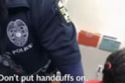 【動画】 6歳女児が教師を蹴って逮捕、警察官に連行される動画が拡散され全米騒然