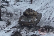 ウクライナ軍のM2ブラッドレーが、ロシア軍のT-90M戦車をボッコボコにして破壊！