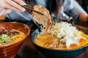 【回避】ラーメン一杯2,000円でも「待ち時間をカネで買えるなら楽」人気店で「ファストパス」導入が増えている