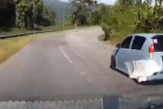 【動画】17歳が運転する小型車が離陸して大回転してしまう事故。