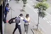 【動画】目の前を通り過ぎる女性に謎の注射を刺す男が撮影される(((ﾟДﾟ)))
