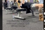 【閲覧注意】スポーツジムで筋トレ中の女の子さん、近くで筋トレをしていた男性の顔面をつぶしてしまう