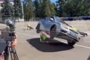 ロシア交通警察、パトカーによる片輪走行のデモンストレーション披露！