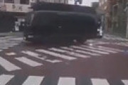 【動画】 まっすぐ行きたかっただけなのに・・ 街宣車の車列に妨害されまくる衝撃ドラレコ動画が話題に