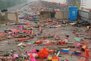【動画】中国、春節恒例の花火、一夜明ければ道路はゴミ溜めと化す～！