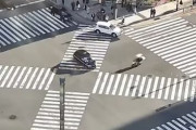 【動画】ウーバーバイク配達員が信号無視でタクシーと衝突