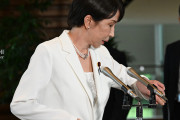 時間を確認する高市首相に「エア腕時計」説…町山智浩氏も指摘「時計してないじゃん」　政治部記者は否定的