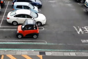 原付登録の普通車扱いでエアコンまでついているミニカー「ララ」がカワイイ。タケオカ自動車工芸。