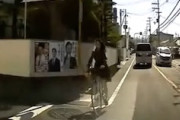 【動画】会話に夢中で目の前の自転車をはねてしまうタクシーのドラレコ。